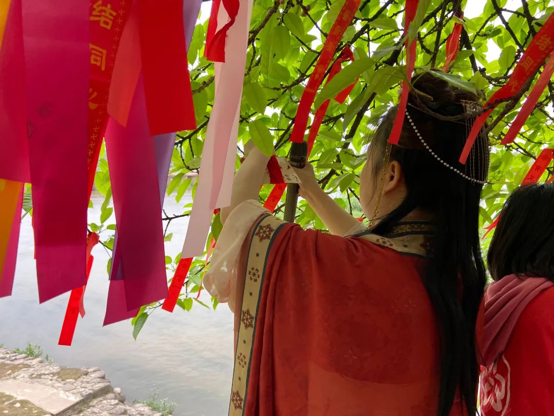 街道渔唱社区开展"红绳系扇传爱意·同心锁扣定情深"520古风主题活动