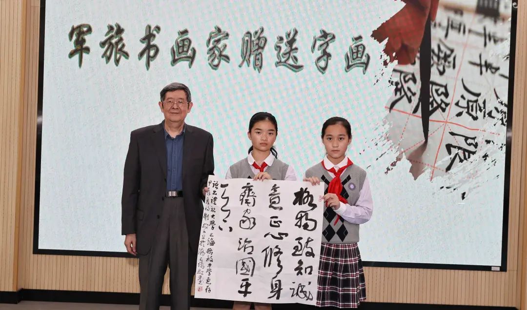 每一笔每一划都饱含忠诚与热爱!军旅书画家走进格致初级中学校园
