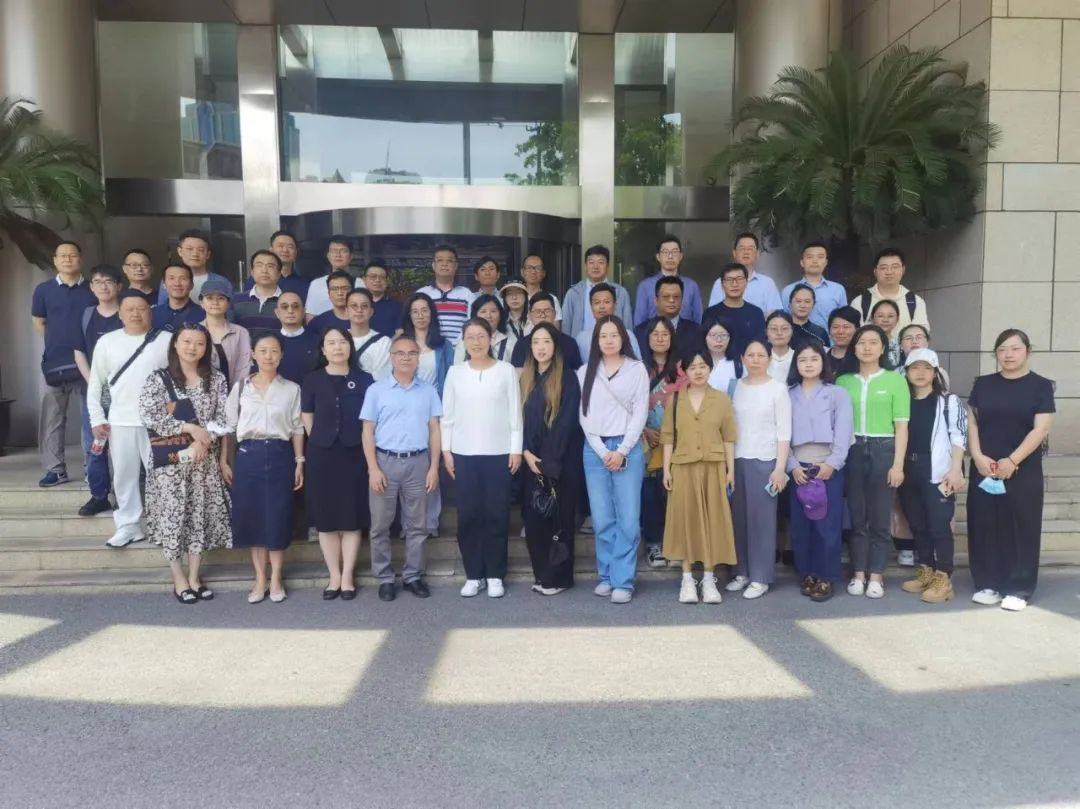 在民盟市委机关盟员之家,新盟员们通过参观文化长廊,进一步学习了上海
