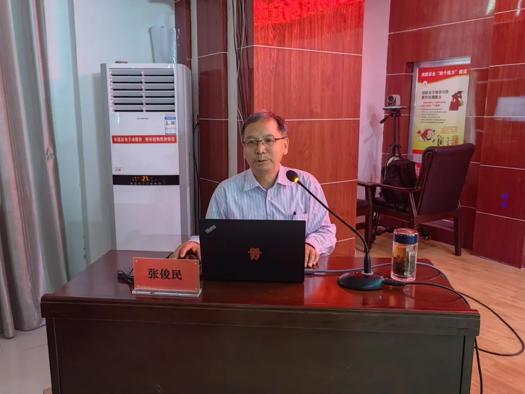 甘肃省文物考古研究所研究馆员,中国秦汉史研究会理事张俊民教授授课