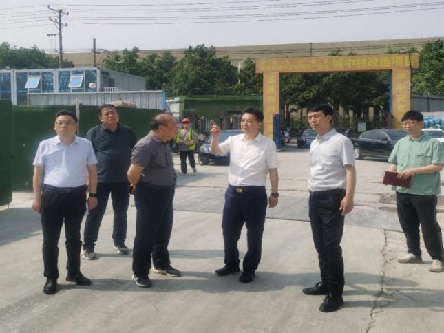 褚清黎到宛城区解放广场区域城市更新片区开发项目现场办公