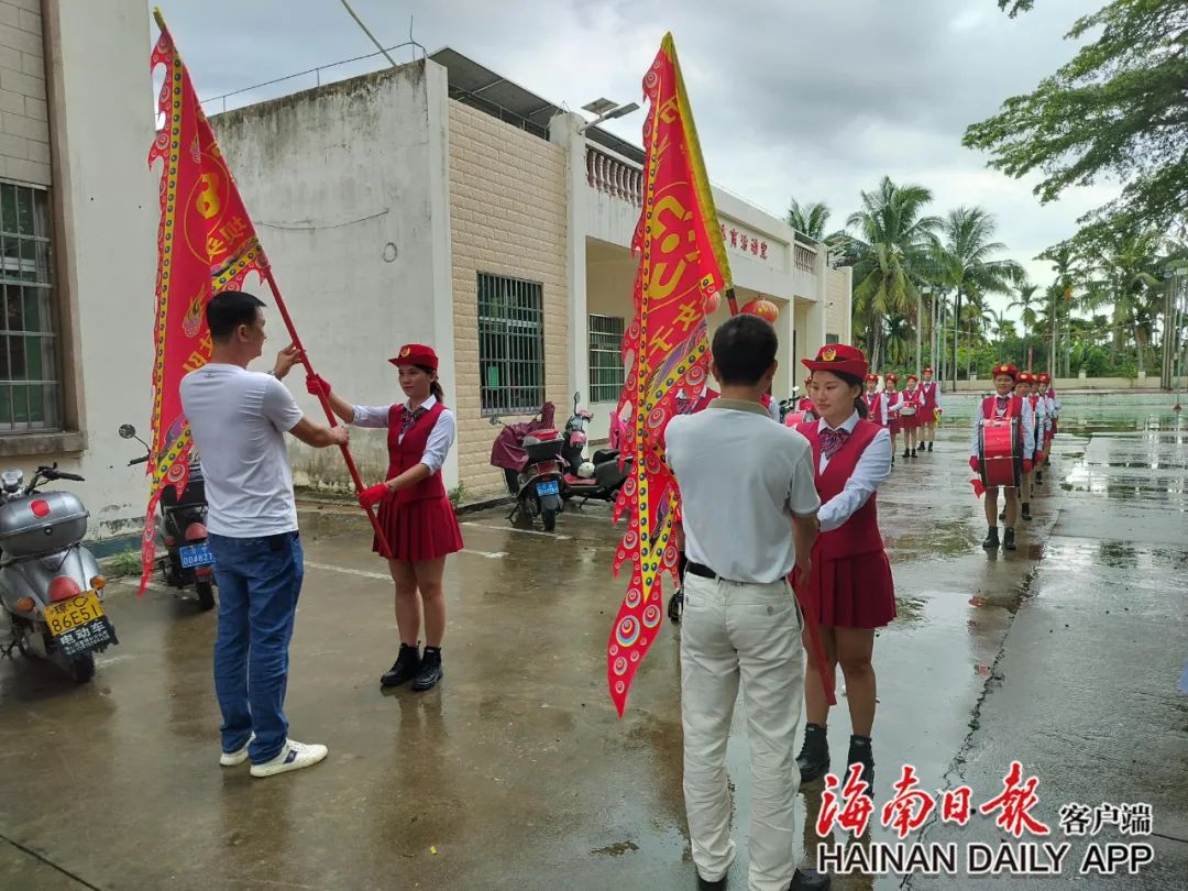 助力妇女就业 万宁市后安镇坝头村第一支女子仪仗队