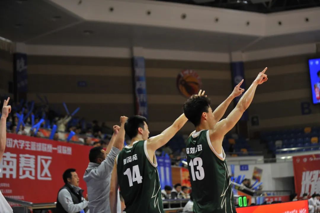 军,每一场比赛都充满挑战,队员在主教练龚毅老师的带领下不断调整战术