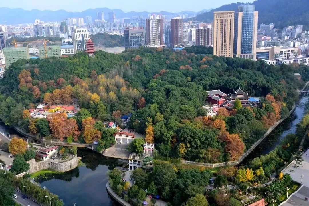 走进遵义市新蒲新区新舟镇的黎庶昌故居,木结构建筑,石板铺就的院坝