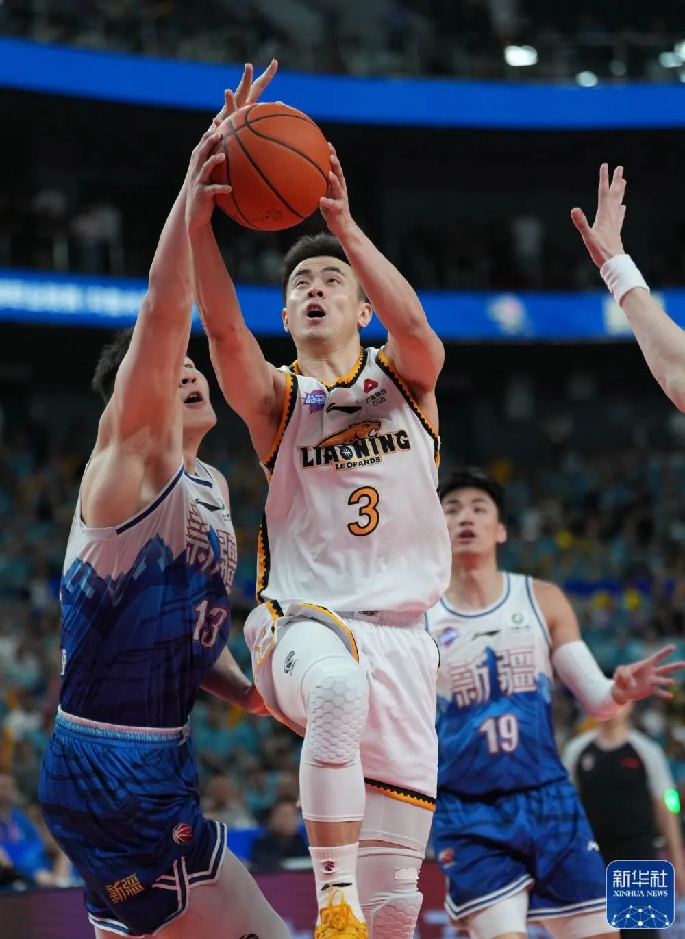 辽篮三连冠庆祝_总冠军写真：杨鸣吻冠军鼎 赵继伟手捧双杯_杨鸣赛后采访感谢