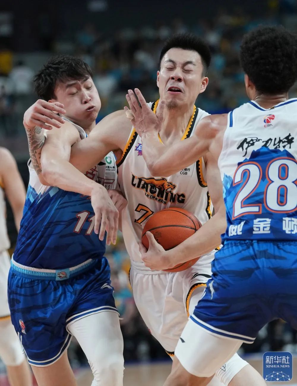 总冠军写真：杨鸣吻冠军鼎 赵继伟手捧双杯_杨鸣赛后采访感谢_辽篮三连冠庆祝