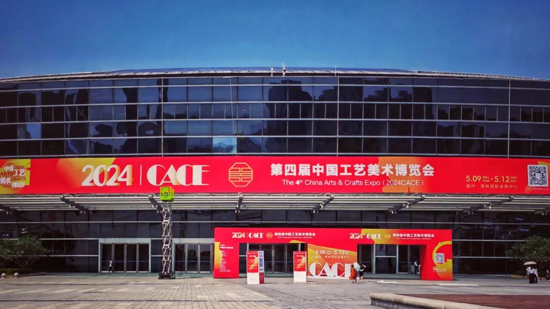 非遗传承人程美华老师带领的创作团队共同打造的编织作品《白玉兰》