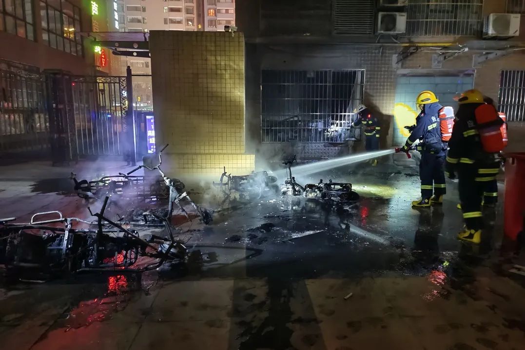 25分钟烧毁12辆!又有电动车凌晨起火爆炸