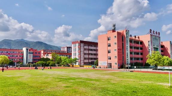 仙居宏大中学创办于1997年,本着育人先育德的办学宗旨,二十七年来学校