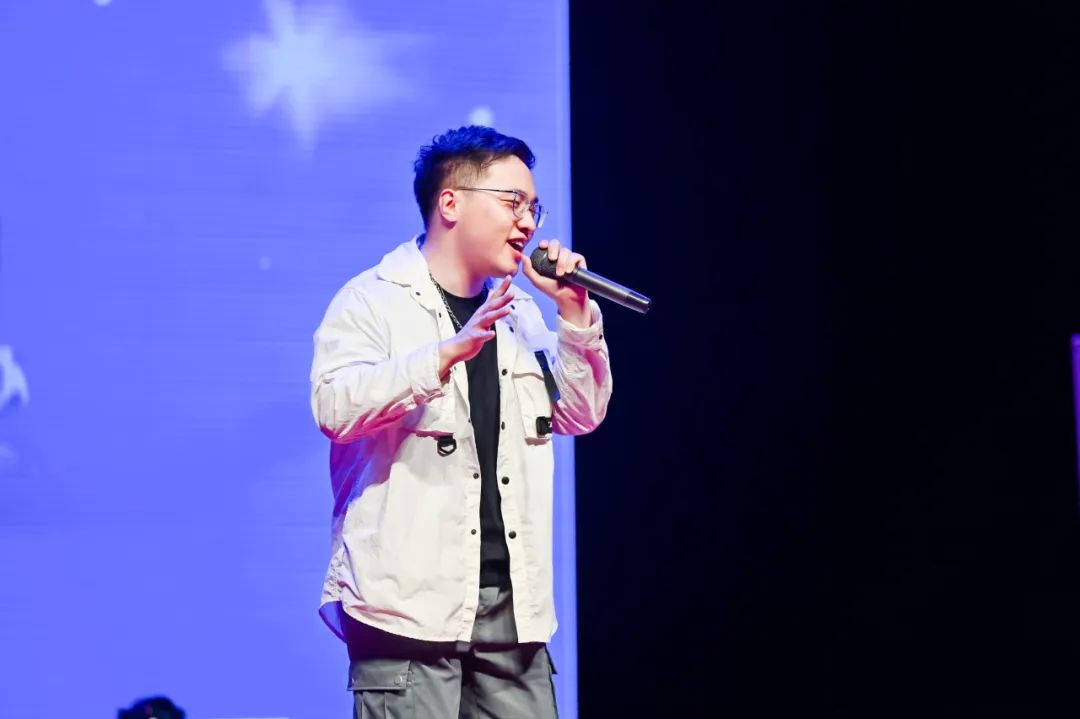 来自机械工程学院的大一学生罗城宇第一轮以无伴奏演唱为开头瞬间将场