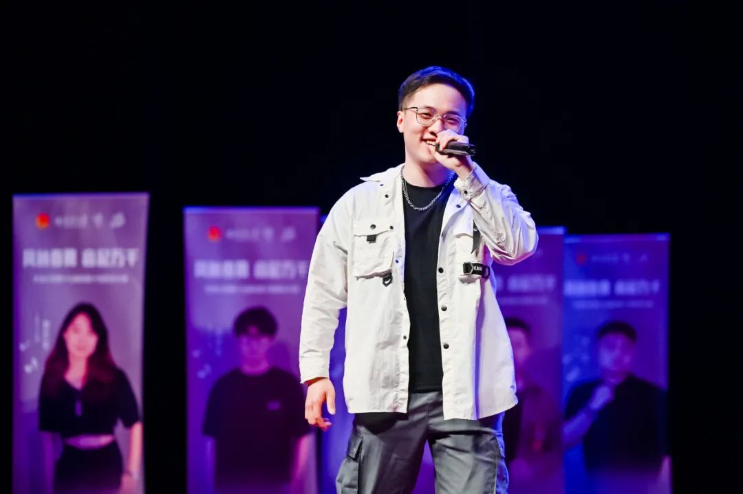 来自机械工程学院的大一学生罗城宇第一轮以无伴奏演唱为开头瞬间将场