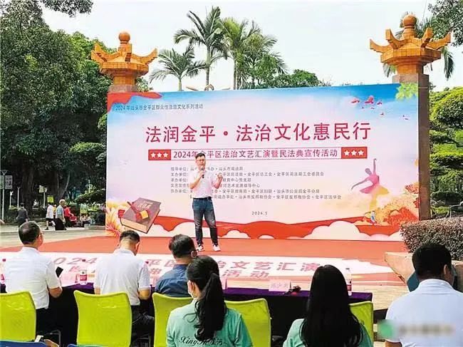 律师向市民群众普及民法典相关知识"百千万工程要求抓公共服务和