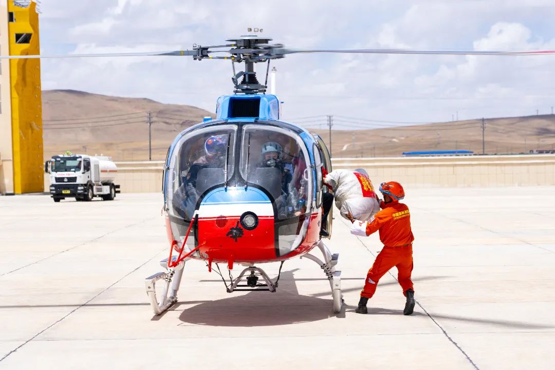 两型我国自主研发的直升机在海拔4500余米的西藏高原突突突地飞了