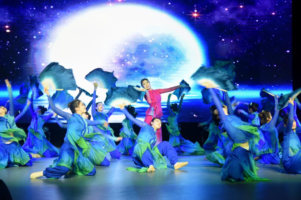 河南职院举办"青春曲 黄河颂 中国梦"庆祝新中国成立75周年文艺演出暨