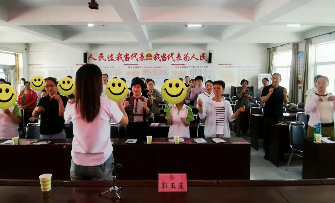 最后"爱心妈妈"和孩子们一起互动"听我说谢谢你"手语操,给大家留下了