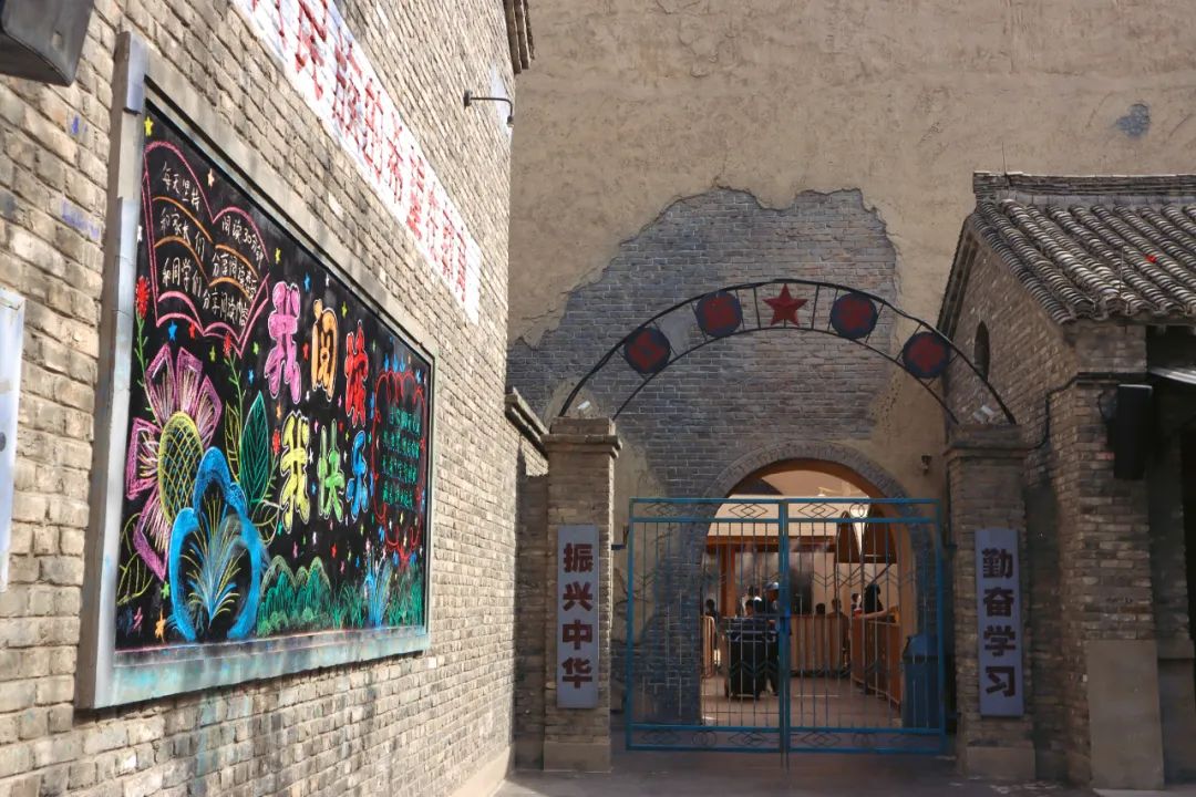 *红庙学校承载记忆的地标和炫酷的声光电技术,让河南的故事有了更清晰