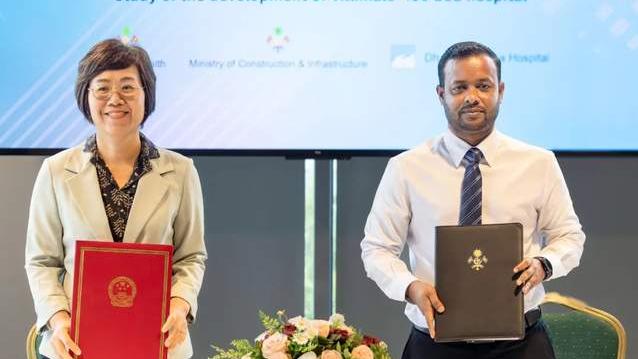 中国驻马尔代夫大使王立新同马尔代夫基础设施部长签署援马维利马累医院项目可研换文