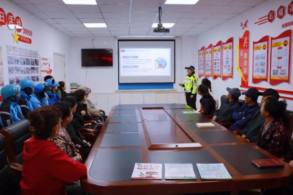 警民融合丨珲春交巡警宣传进社区 安全守护零距离