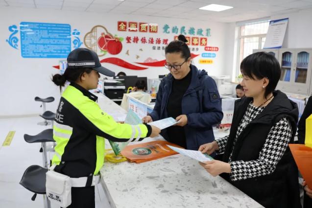 警民融合丨珲春交巡警宣传进社区 安全守护零距离