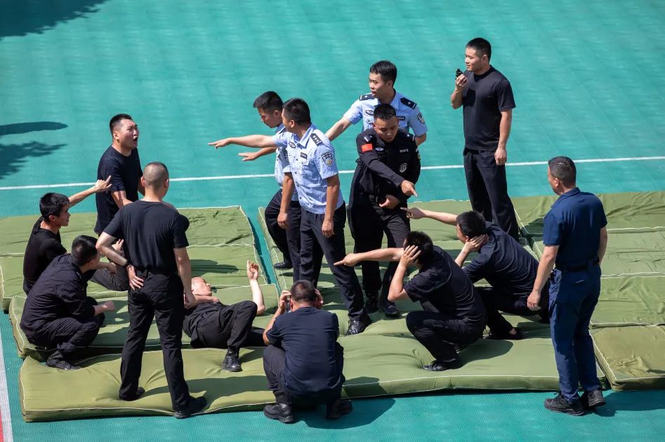 四川监狱系统三所兄弟单位的警务技能教官骨干,来到川东监狱开展"送教