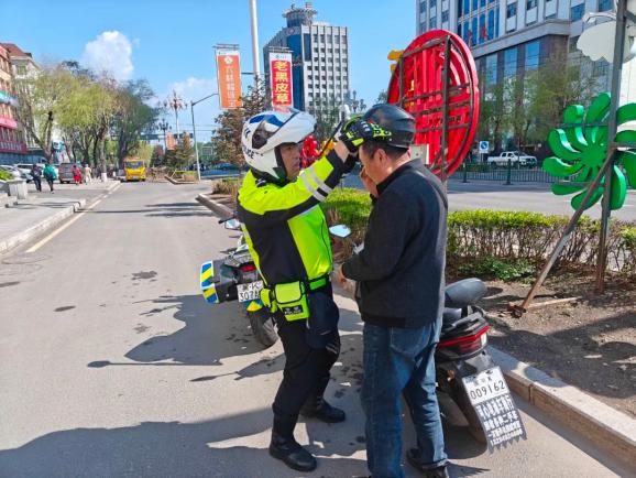 危险!七台河公安交警铁骑一盔一带安全守护行动持续发力