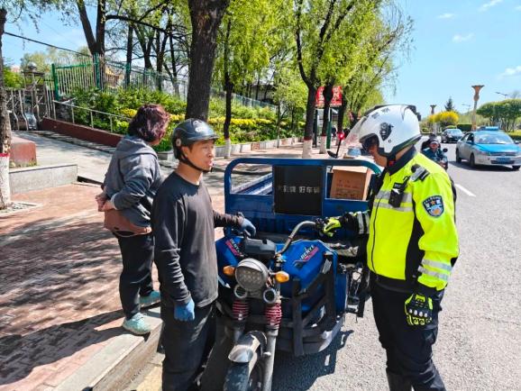 危险!七台河公安交警铁骑一盔一带安全守护行动持续发力