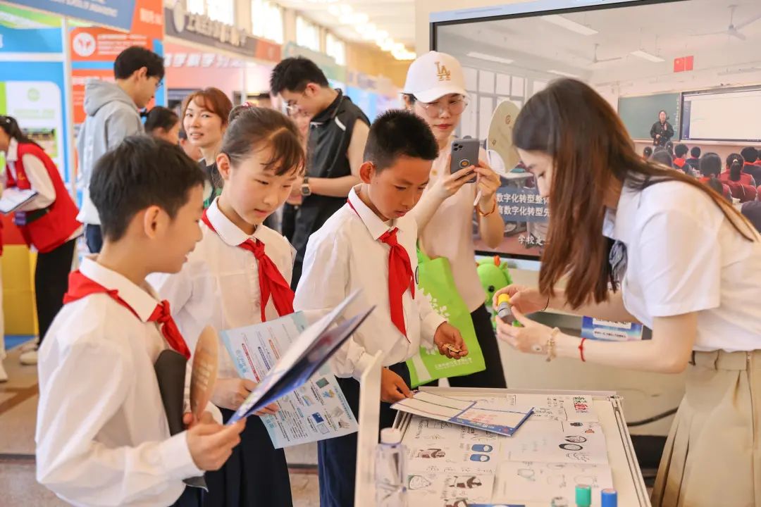 开幕式当天上午,互动展区是黄浦区蓬莱路第二小学和上海市光明中学