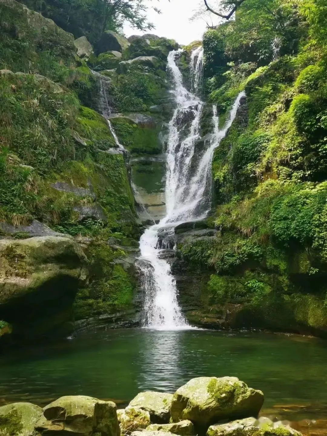 区核心,村尾连着一条2000多米长的关山峡谷,峡谷中奇石林立,瀑布飞溅