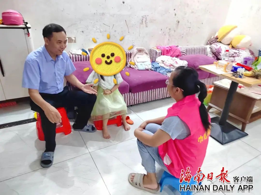 当晚,海秀镇邀请专业的心理咨询老师,上门为水头村2名自闭症儿童开展