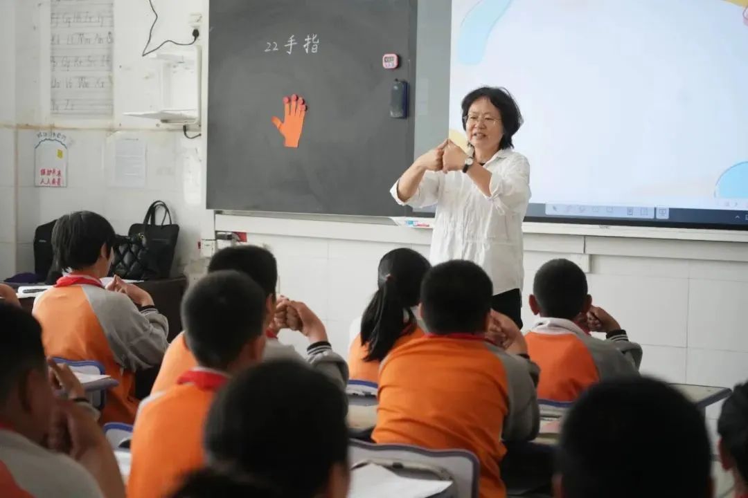 巴楚县小初高三个学段3名学校领导围绕"备课组建设"进行了汇报交流