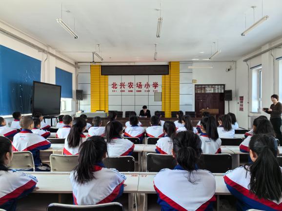 北兴人民法庭和青山人民法庭充分发挥法治副校长职能作用,深入辖区中