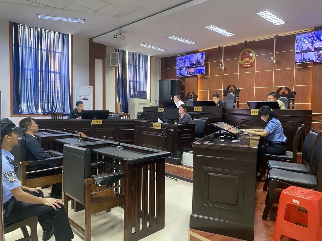 印江法院:5月21日,印江法院刑事审判庭公开开庭审理被告人严建权涉嫌