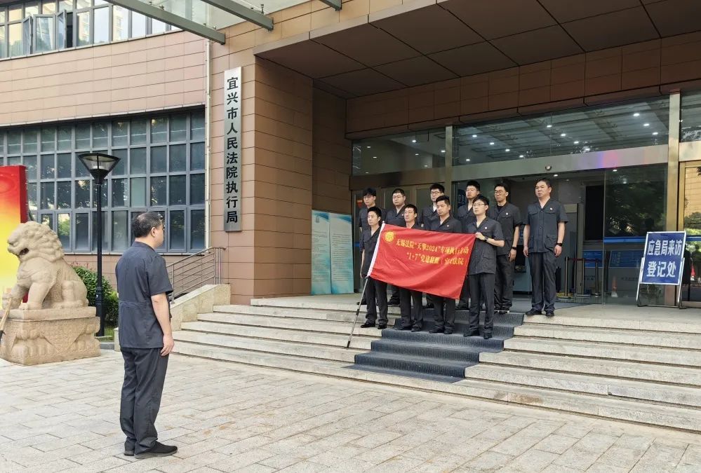 群一声令下,早已整装待发的执行干警按照既定方案和路线分别奔赴江阴