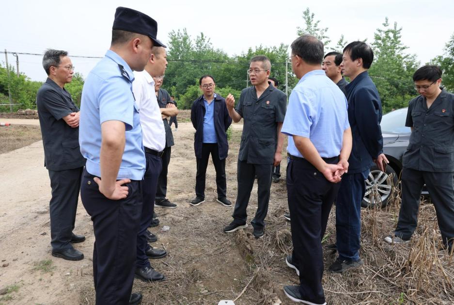 行动当天,县委政法委,县法院,县公安局,汤沟镇政府,驻地村委会在某某