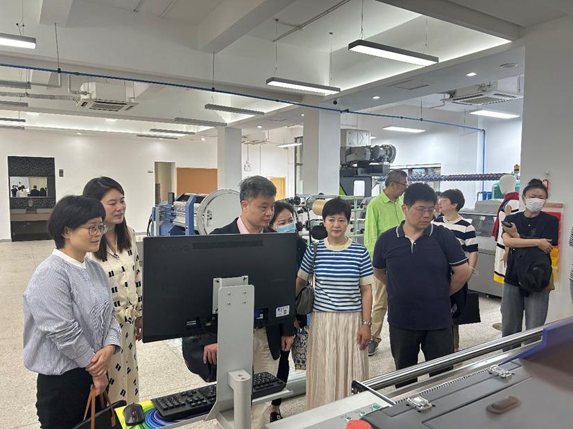 调研组一行参观了东华大学上海国际时尚科创中心,中心副主任沈洁详细