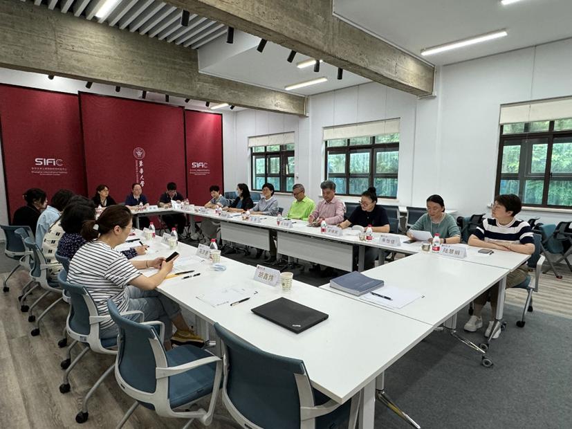 调研组一行参观了东华大学上海国际时尚科创中心,中心副主任沈洁详细