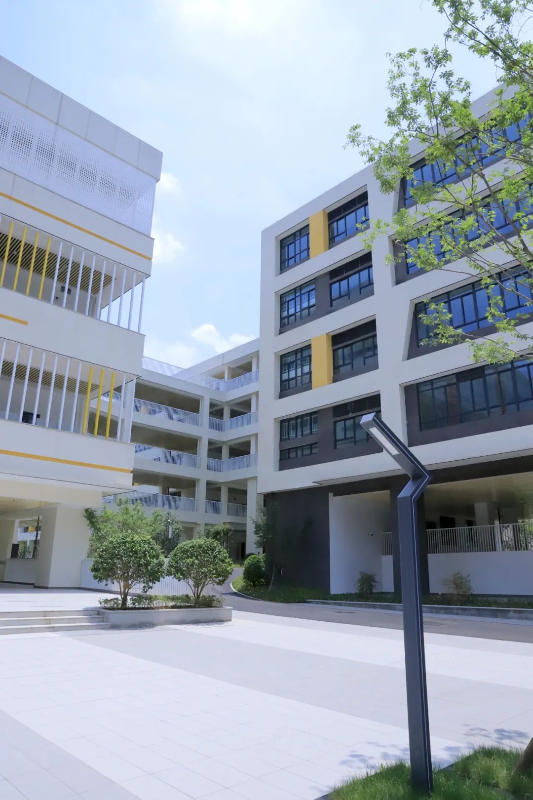 1992年在沅江一中参加工作,2005年任教于湖南师大附中;2009年任湖南