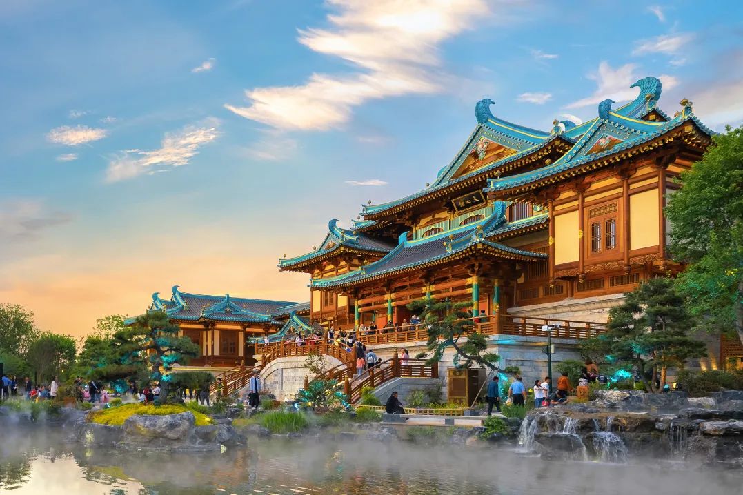 太湖之畔的无锡灵山梵宫是中建八局进军文旅业务领域的起点,木雕,壁画