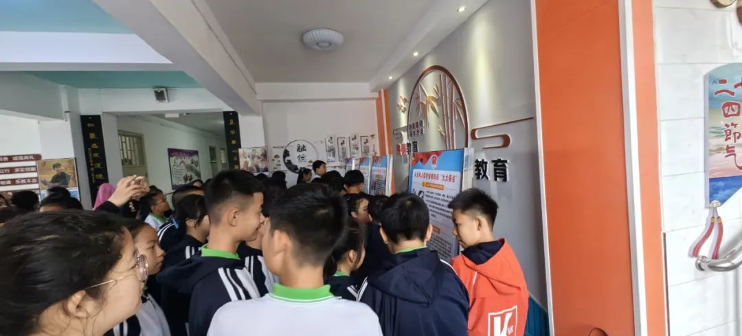 宏伟区人民检察院联合区司法局开展法治进校园活动