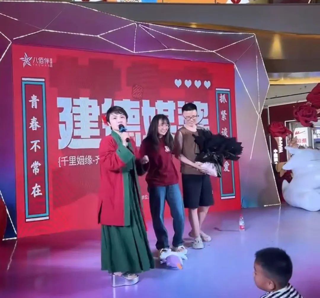 现场还设置了二次元宅舞秀,拍摄视频打卡,520永生花diy等青年人喜爱的