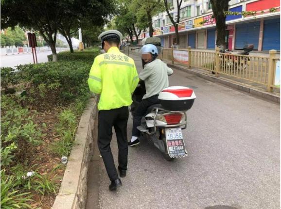 车主姓名:周某孝车牌号:临1bj5g时间:5月20日地点:希尔顿路口车主姓名