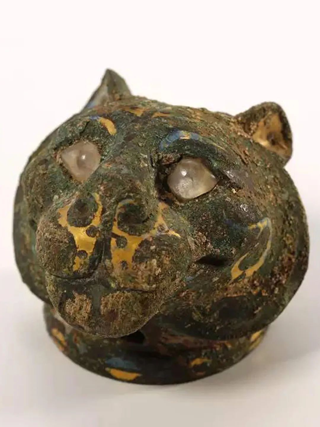 其两腮鼓起,鼻孔朝天,兼有写意和写实之风,这也是战国时期动物形象