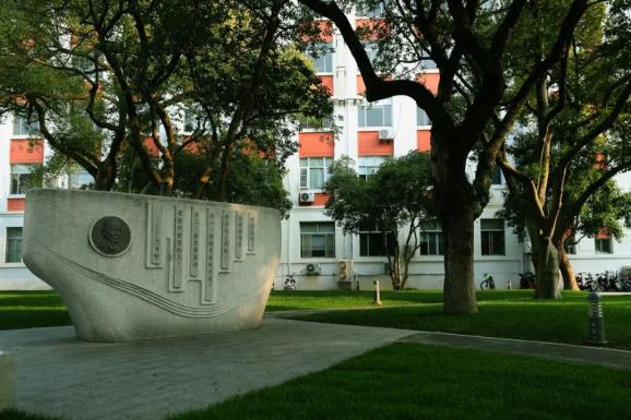 校区地处杭州黄龙商务圈南北两个校园隔文三路相望拥有邵逸夫科教馆