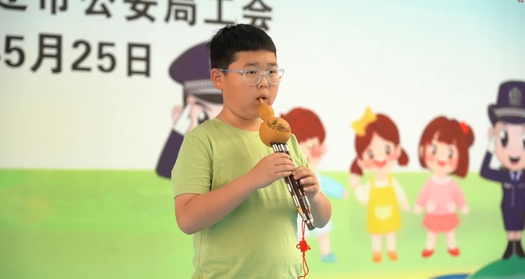 王子阳小朋友展示了葫芦丝独奏张文小朋友表演了舞蹈《雪宝宝》金伊布