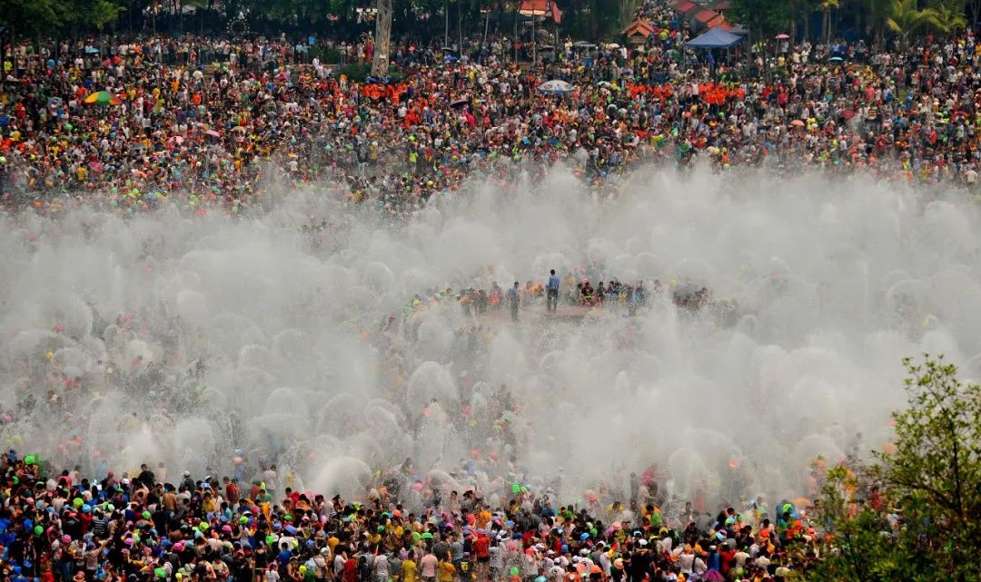 人们在云南西双版纳景洪市的泼水广场上狂欢,庆祝泼水节