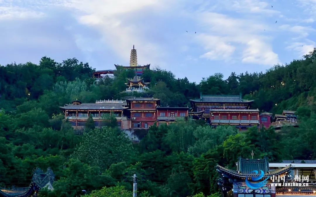 白塔山公园位于兰州市城关区北部,因山头有一座白塔寺而得名,是一座集