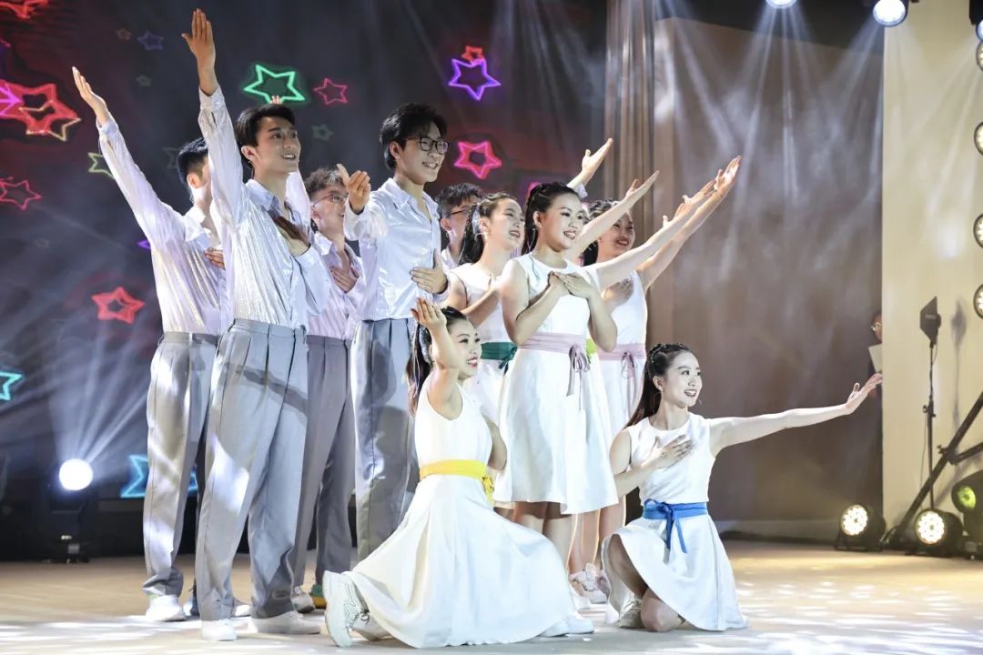 忧伤时而明朗欢快他眼中的诗人李白侃侃而谈着来自苏丹的乐观(salih