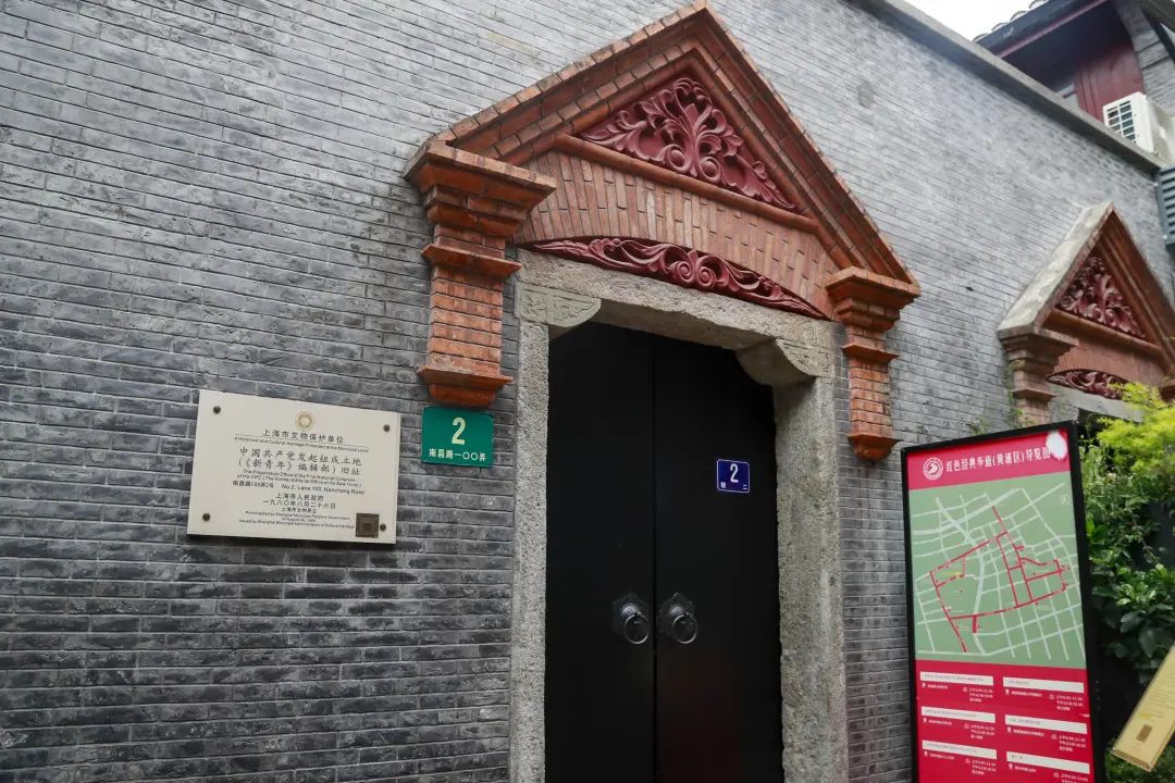首家视障人士友好书店——新华书店"逆光226";沿街的墙绘画着弄堂生活