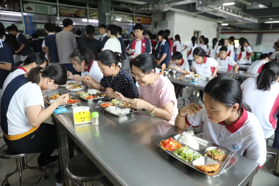 学校食堂吃饭照片图片