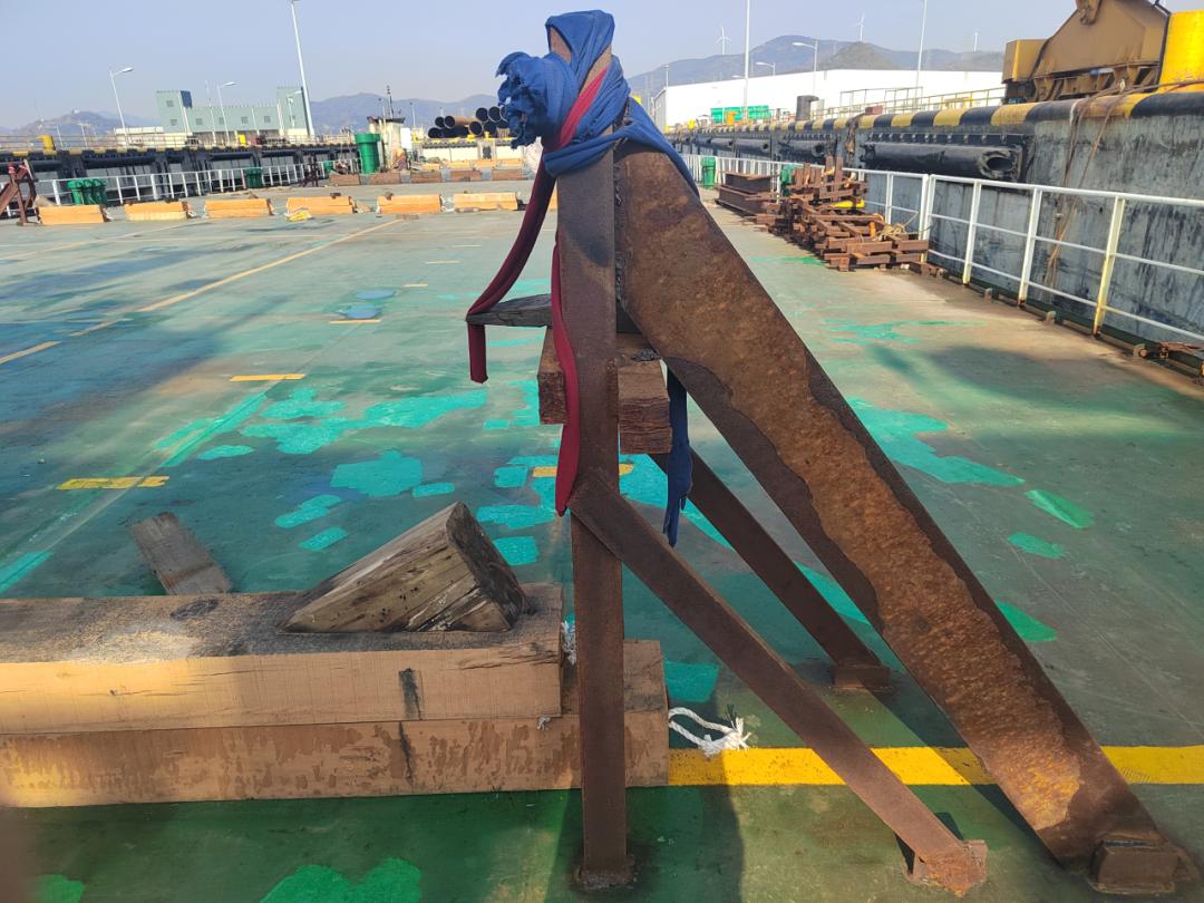 支架有无磨损,锈蚀,断裂等情况,检查与甲板连接处的焊缝是否有效焊接)